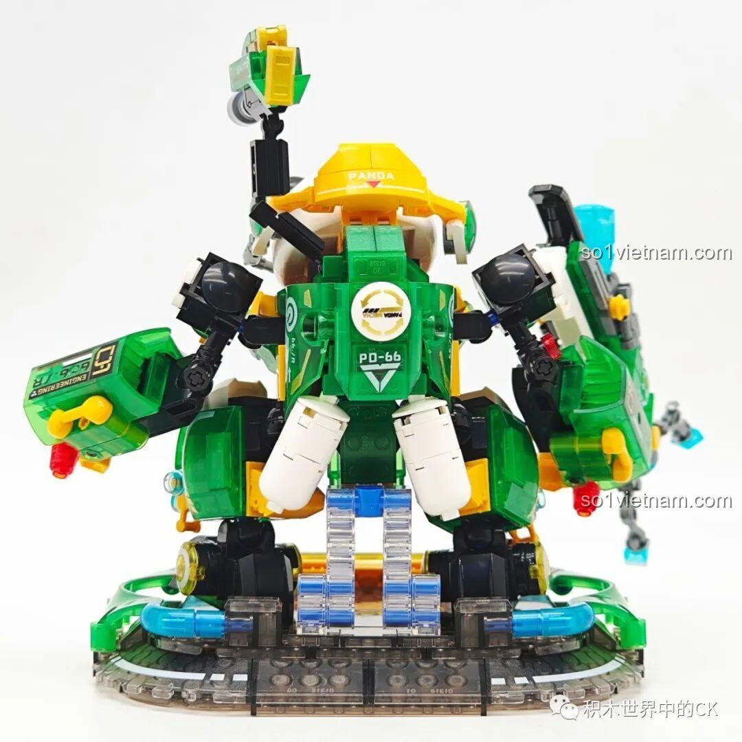 Góc nhìn chéo từ phía sau của ZHEGAO 662011 Robot Panda Phúc Bảo Hào, khoe các chi tiết phức tạp của mô hình.