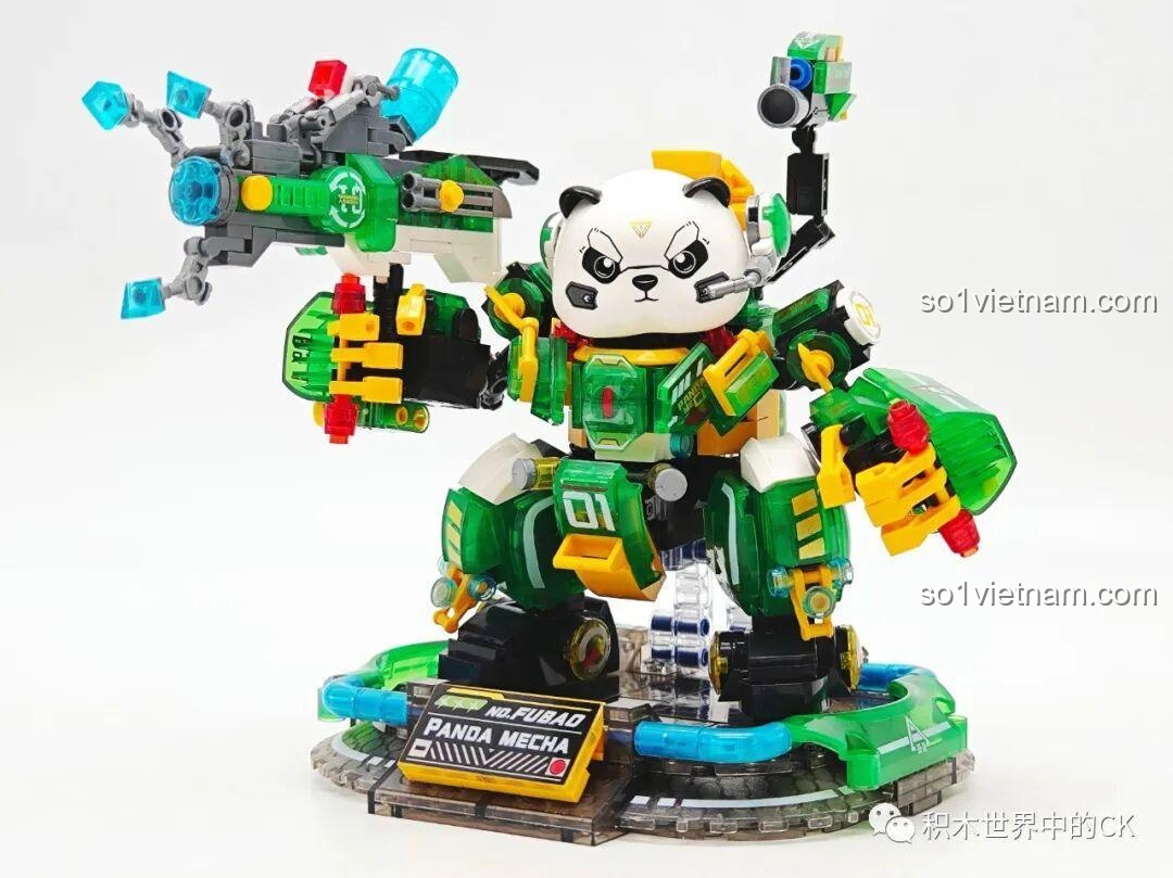 Mô hình hoàn chỉnh ZHEGAO 662011 Robot Panda Phúc Bảo Hào từ phía trước, với súng laser và pháo năng lượng, đồ chơi lắp ráp cho bé trai 6 tuổi.
