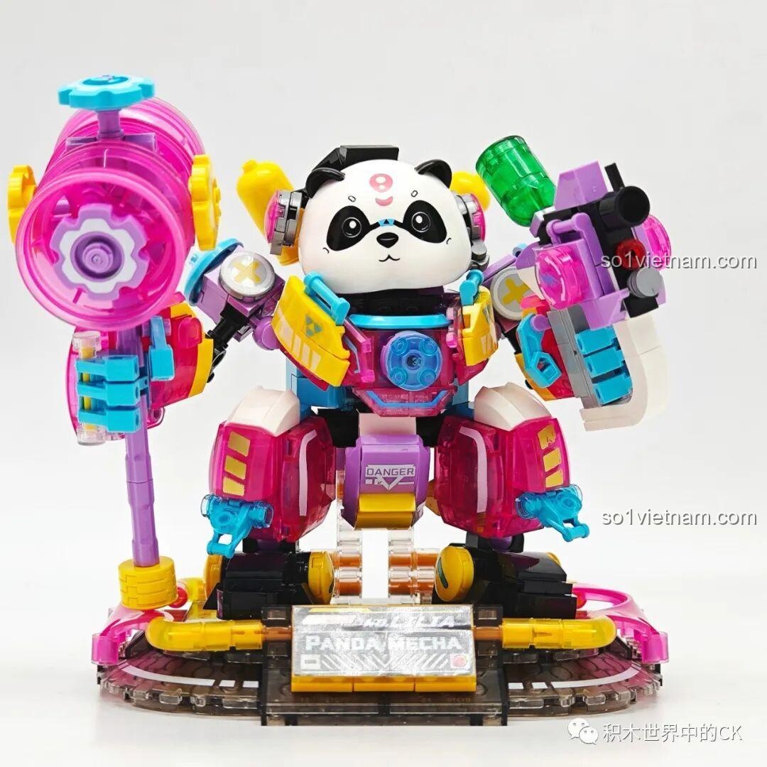 Chi tiết đế trưng bày của ZHEGAO 662012 Robot Panda Lilia, với tên mô hình và các đường nét công nghệ, đồ chơi lắp ráp phát sáng.