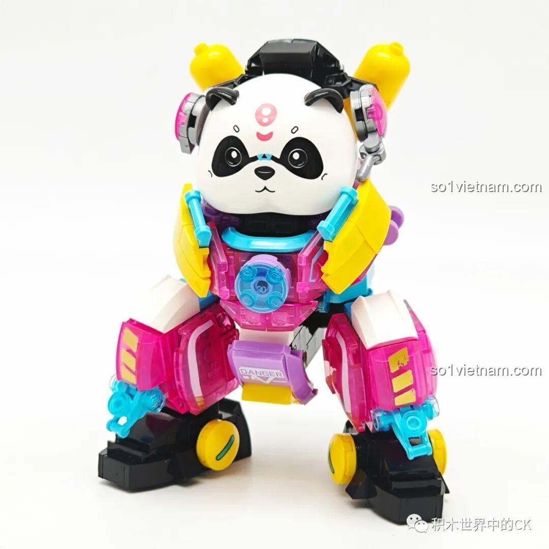 Lilia 662012 đang được lắp vũ khí, búa năng lượng và súng nhỏ, đồ chơi lắp ráp robot.