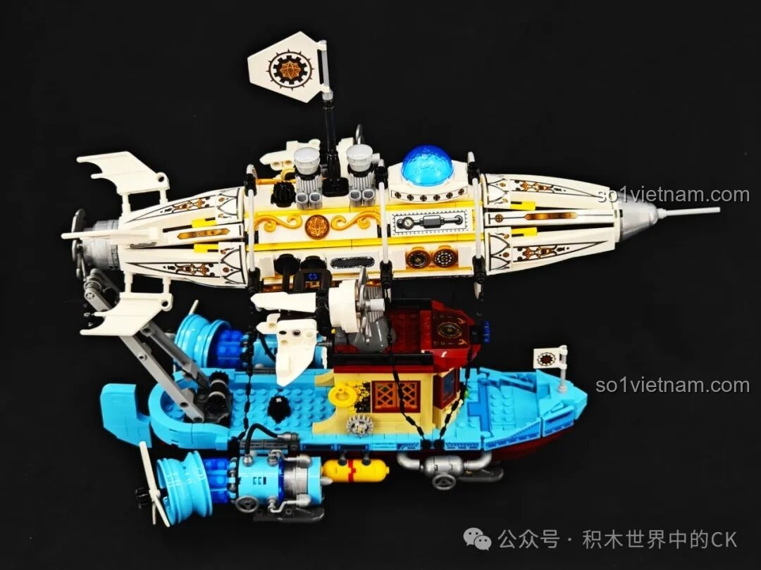 Đánh giá bộ lắp ráp ZHEGAO 958015 từ góc nhìn từ trên xuống, bao quát toàn bộ cấu trúc trên boong tàu và khinh khí cầu.
