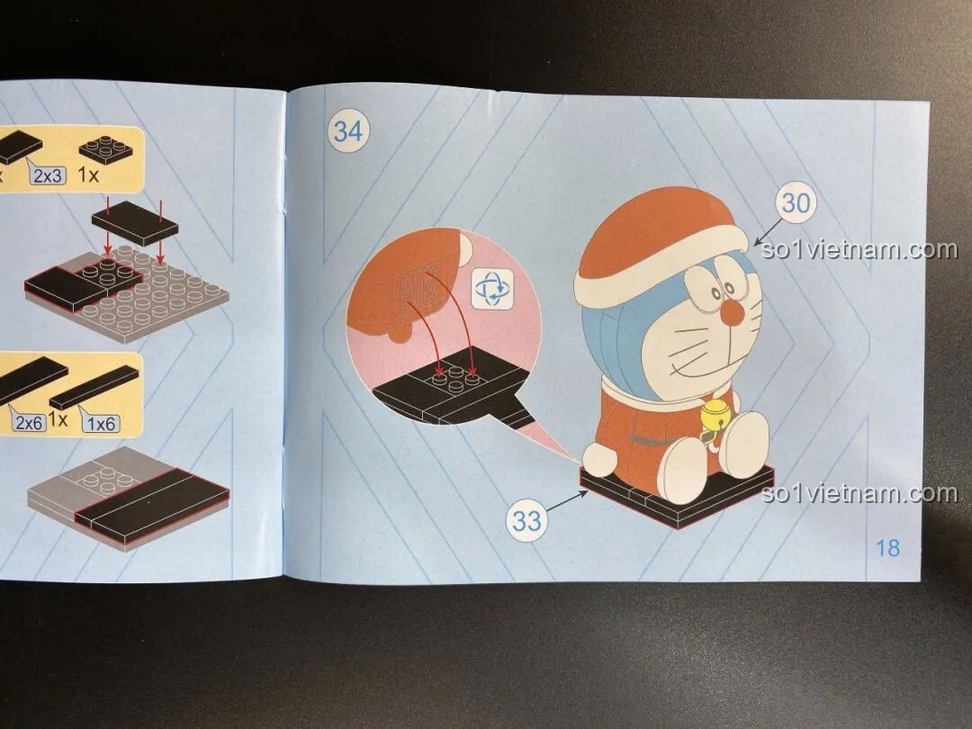 Bên trong hộp Keeppley Doraemon K20414, gồm các túi mảnh ghép và sách hướng dẫn.