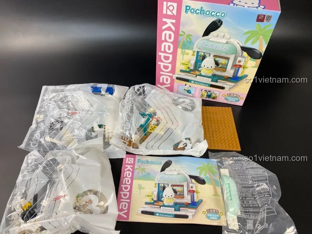 Bên trong hộp Keeppley Pochacco Nhà Thi Đấu, bao gồm các túi mảnh ghép, sách hướng dẫn và đế lắp ráp.