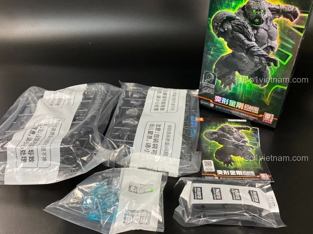 Bên trong hộp đồ chơi lắp ráp Blokees Optimus Primal dạng thú, với các vỉ nhựa và sách hướng dẫn.