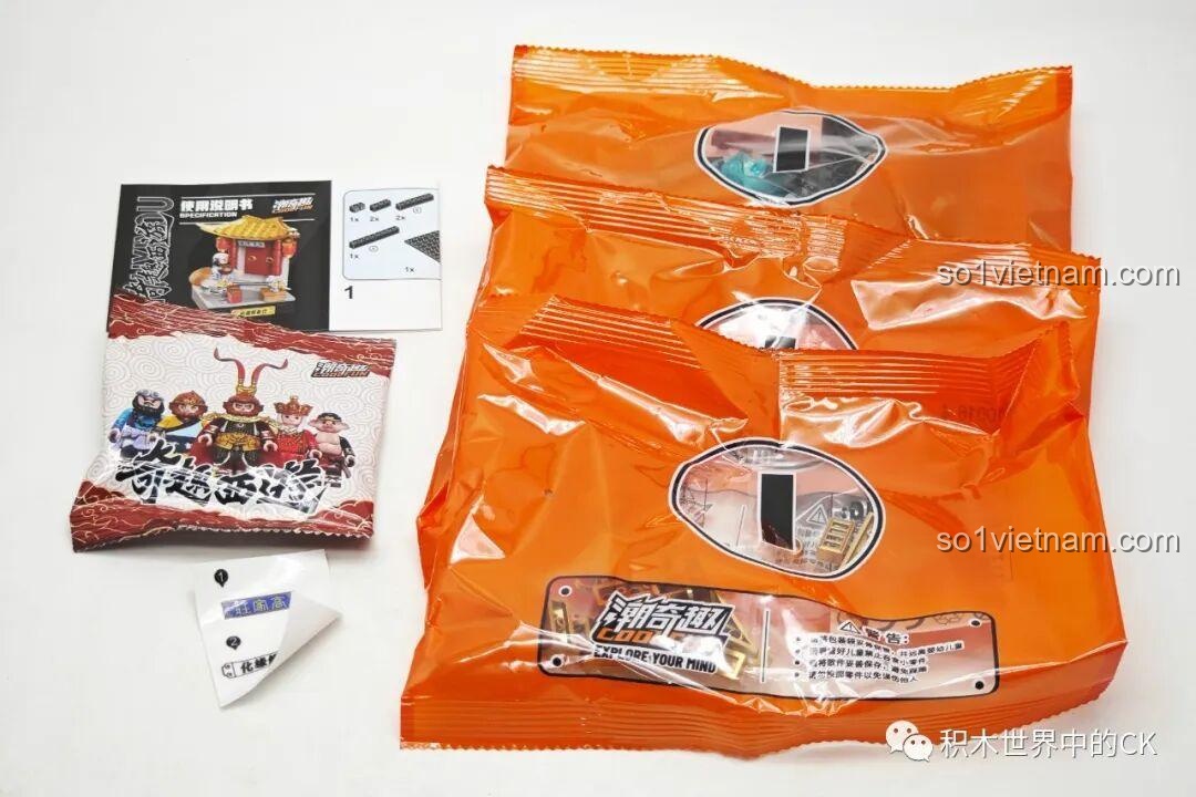 Bên trong hộp bộ lắp ráp Sa Tăng Hóa Duyên CQQ10016, gồm các túi chi tiết, minifigure và sách hướng dẫn.