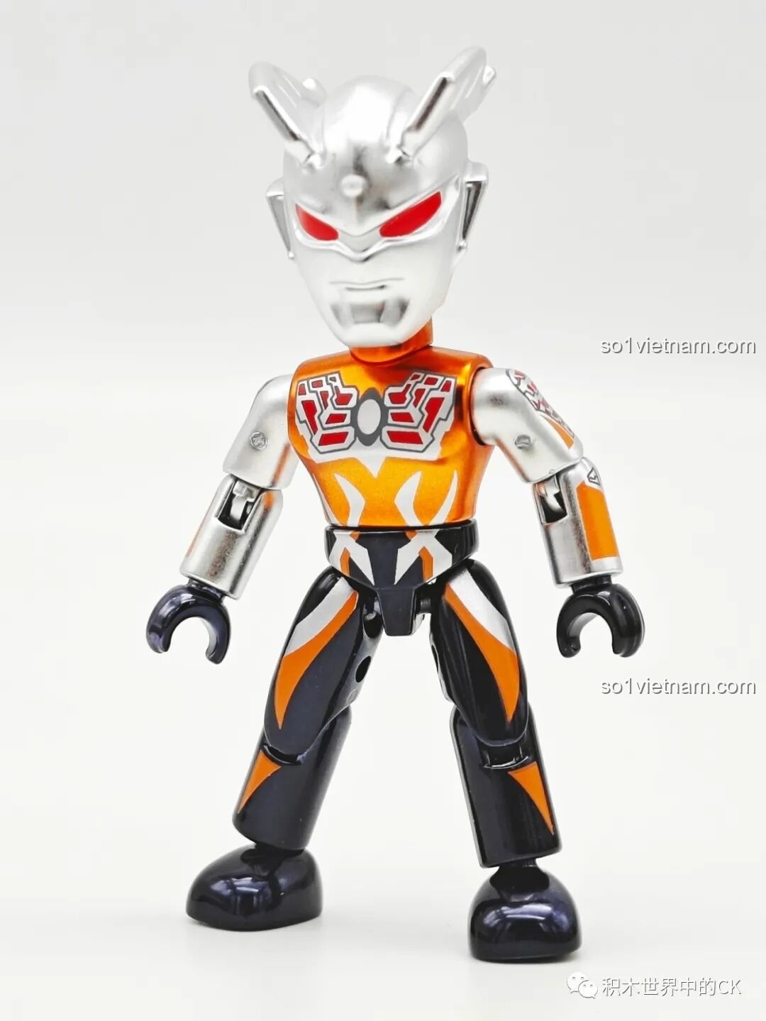 Mô hình lắp ghép Darklops Zero từ bộ Enlighten 75028, với màu cam bạc và mắt đỏ ấn tượng.