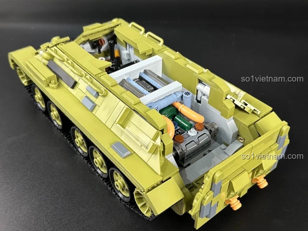 Đặt khối động cơ đã lắp ráp hoàn chỉnh vào khoang động cơ ở phía sau thân xe tăng T-34.