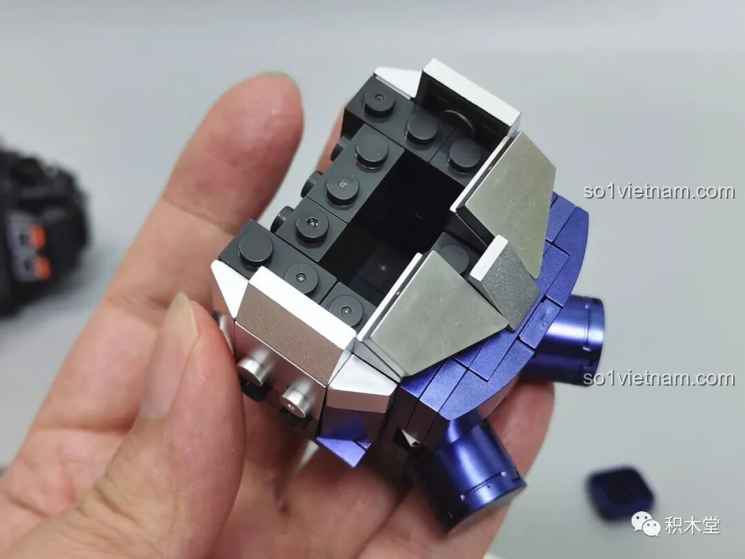 Phần đầu của FUNIFY W9006 Chiến Binh Cơ Khí ZENN sau khi hoàn thành, với thiết kế tai nghe, tóc tết và mặt nạ phòng độc cực kỳ 