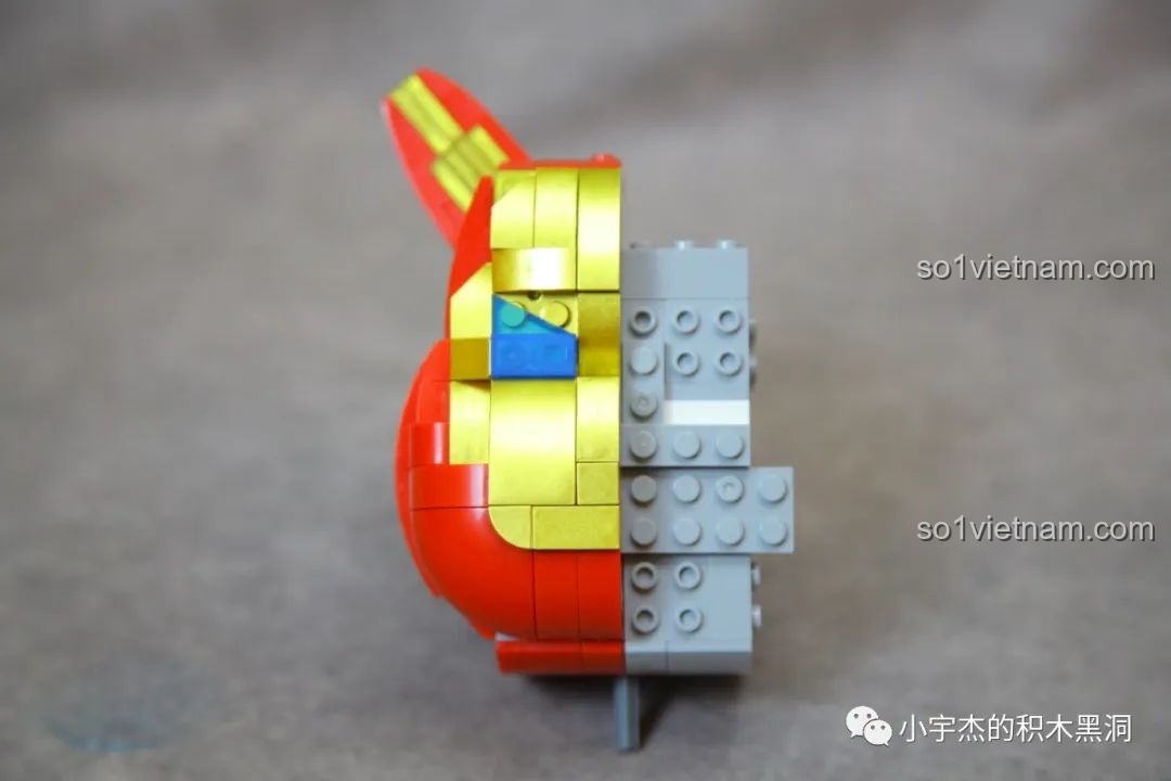 Phần đầu robot ZHEGAO GZ8008 đã hoàn thiện, nhìn từ phía bên được bọc giáp đỏ và vàng.