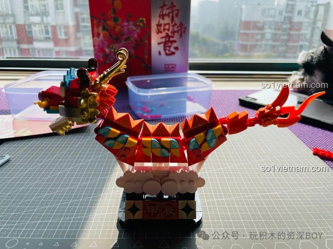 Phần đầu của mô hình Rồng Béo Trên Trời Gobricks G2401 đã được gắn vào thân.