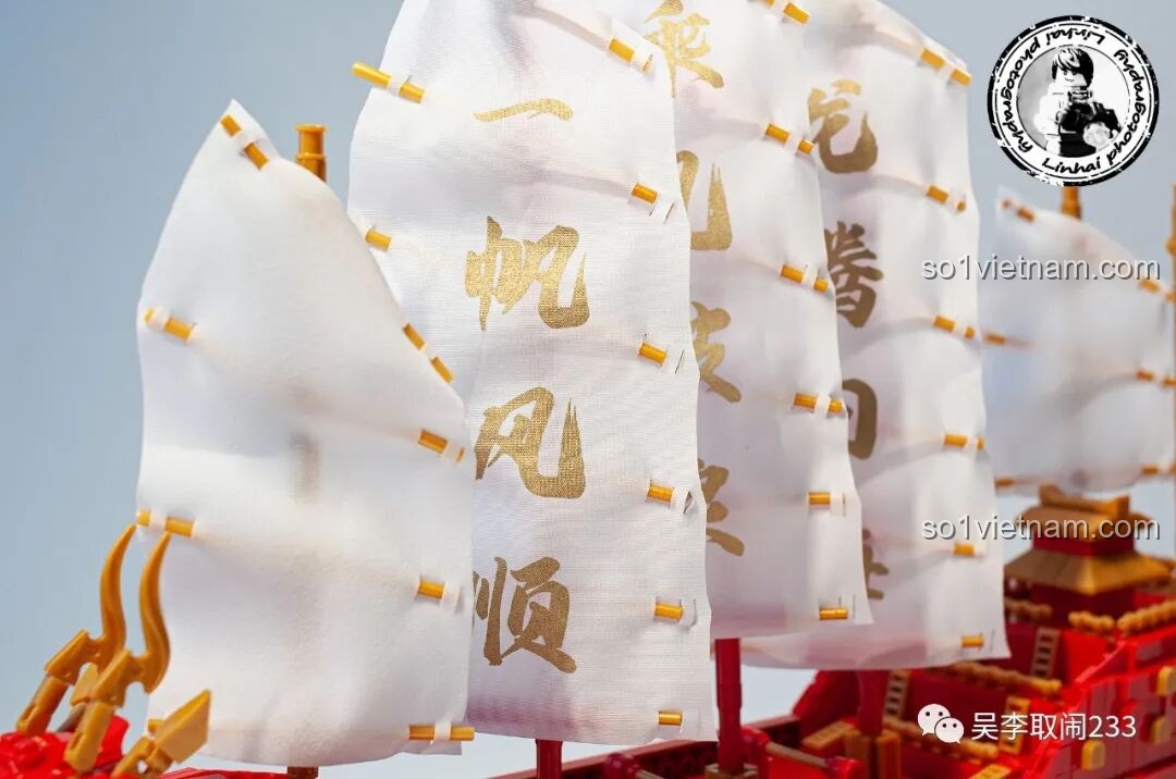 Cận cảnh đầu rồng uy nghi của bộ lắp ghép Thuyền Rồng Tụ Phúc FC6007 Forange, với hàm răng sắc nhọn và cặp sừng vàng óng, tạo vẻ dũng mãnh.