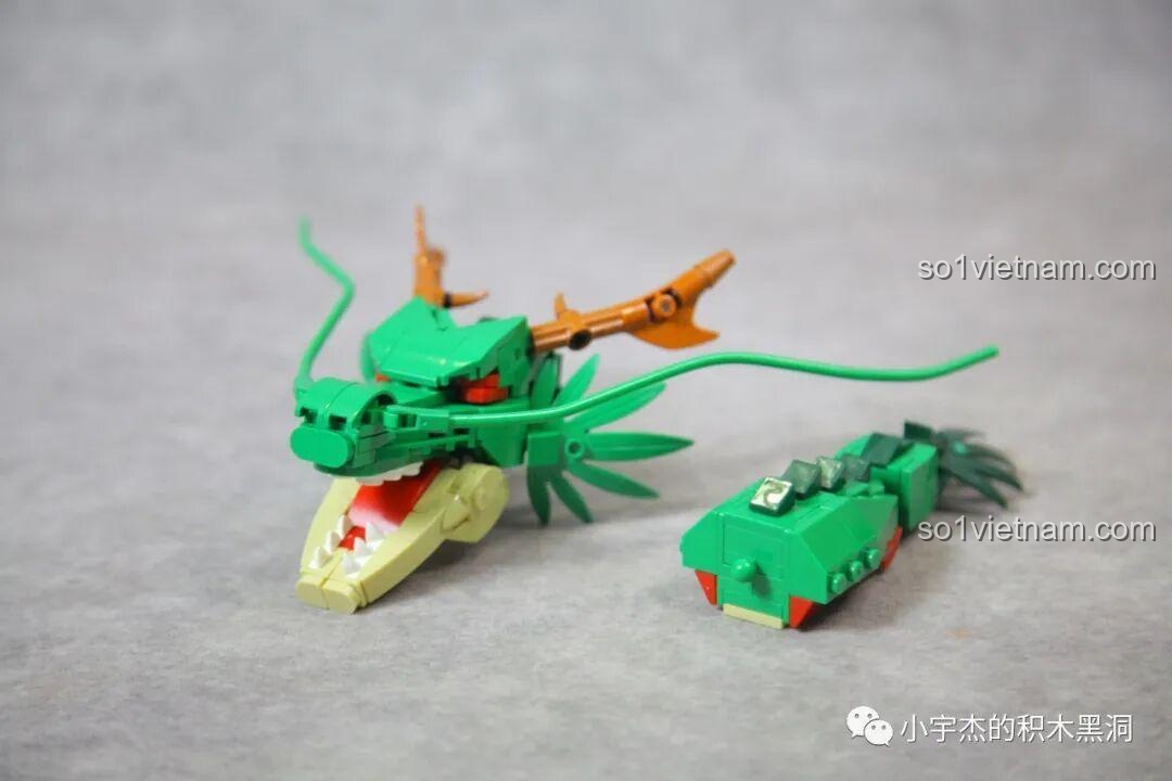 Phần đầu và đuôi của Rồng Thần Shenron đã được lắp ráp hoàn chỉnh, sẵn sàng để gắn vào thân.