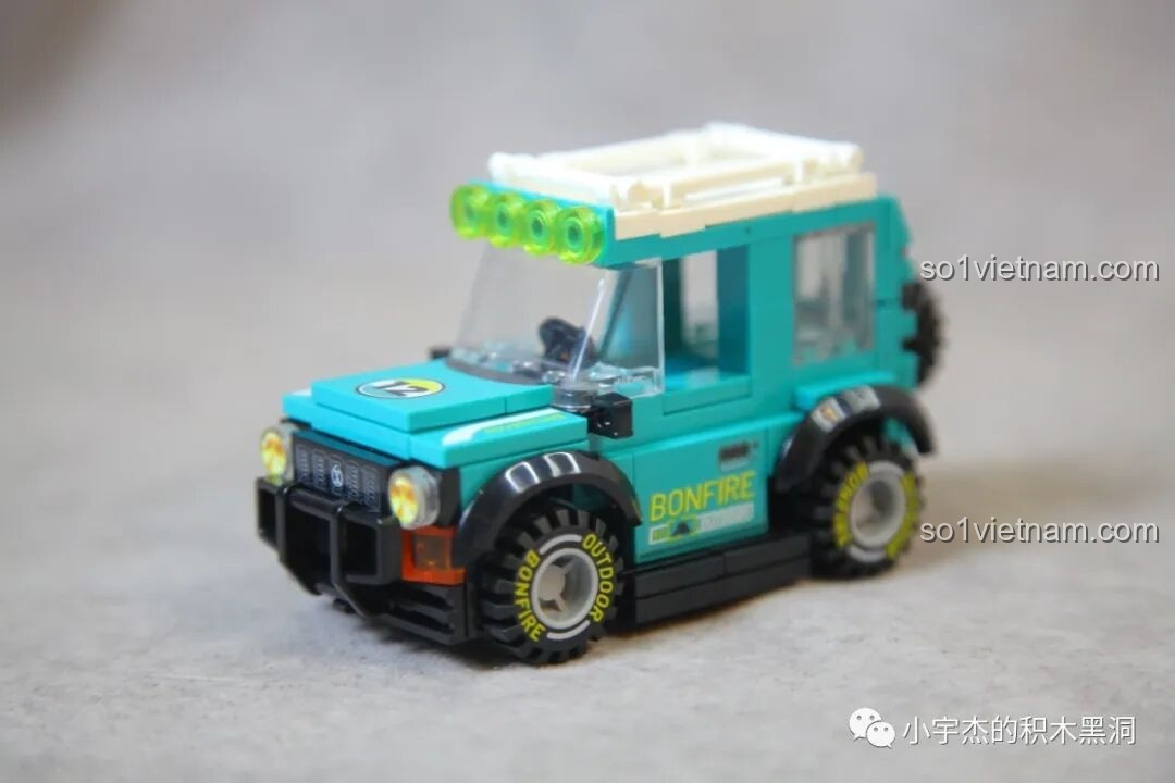 Phần đầu xe địa hình Sembo 714509 với lưới tản nhiệt, đèn pha và dàn đèn trợ sáng trên nóc, thiết kế hầm hố.