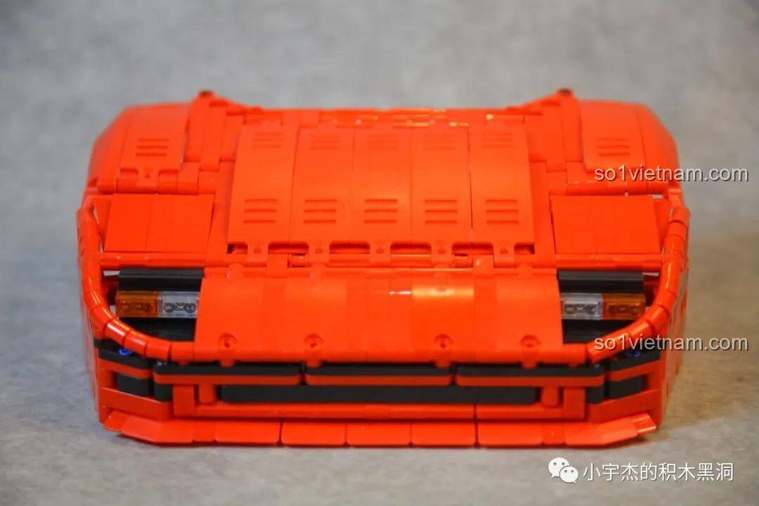 Cận cảnh phần đầu xe CBOX X001 đã hoàn thiện với đèn pha, lưới tản nhiệt và các đường nét góc cạnh đặc trưng của Ferrari F40.