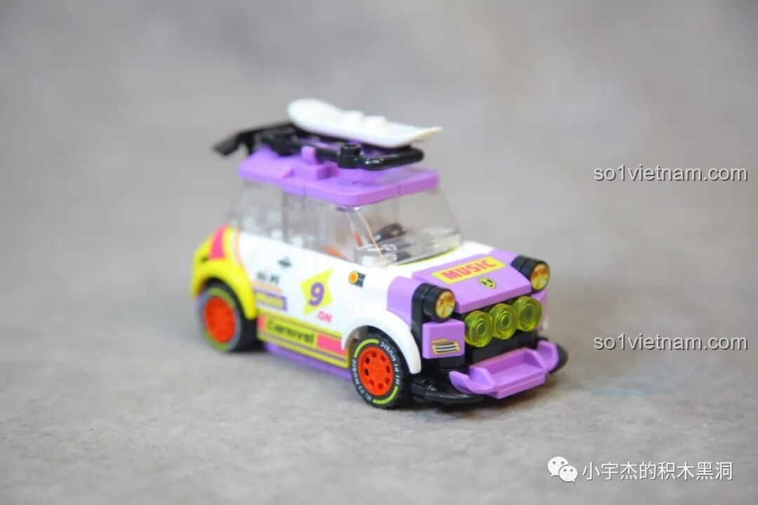 Phần đầu của chiếc xe mini Sembo 714508 với cụm đèn pha và cản trước màu tím.