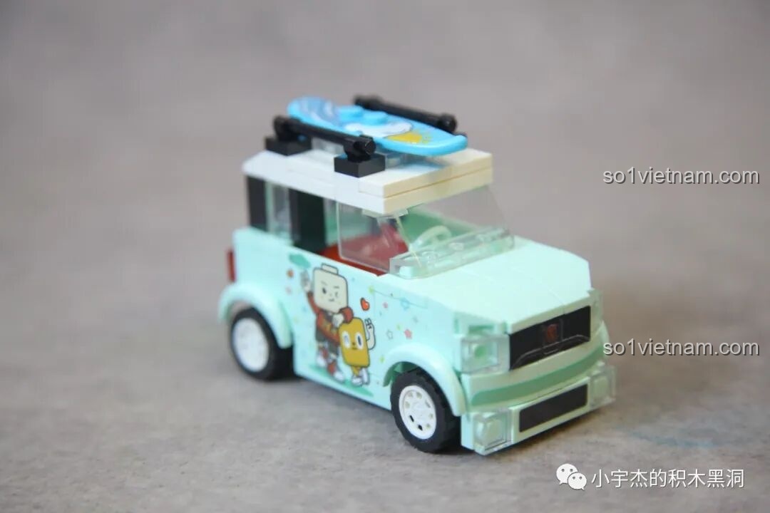 Phần đầu của chiếc xe mini Sembo 714510 với thiết kế vuông vức, hiện đại.