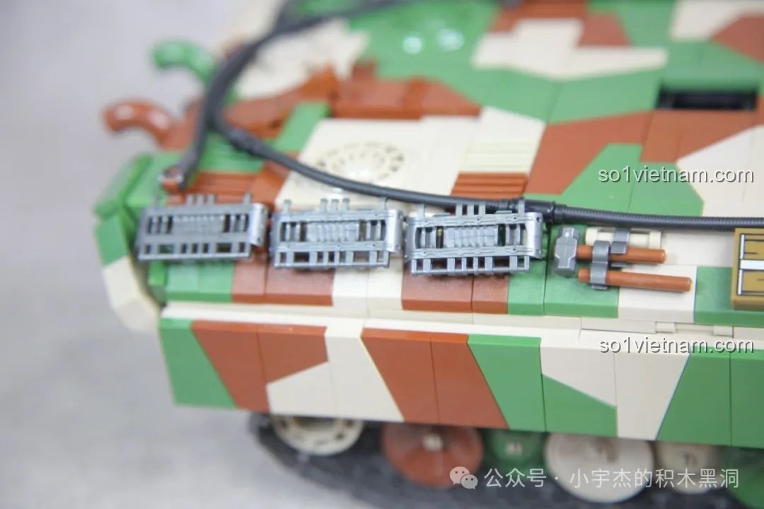 Dây cáp và các mắt xích dự phòng được bố trí dọc theo thân xe tăng Panther G 100252.