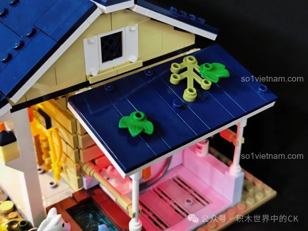 Những bộ dây cương ngựa được treo gọn gàng trên tường bên hông của mô hình FunWhole F9080.