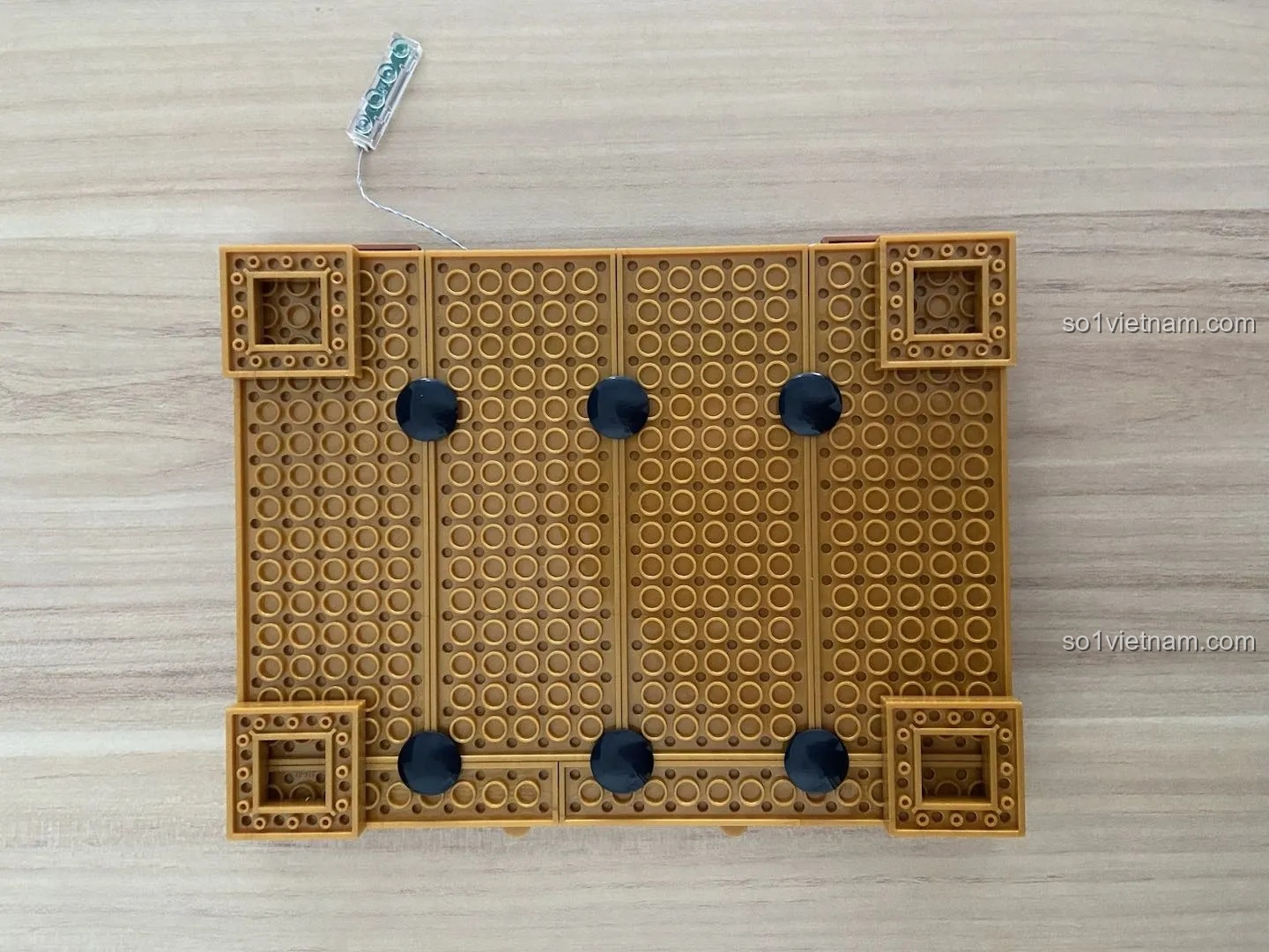 Dây đèn LED được tích hợp vào phần đế của bộ lắp ghép Wekki 6186 Pinocchio, chuẩn bị cho hiệu ứng ánh sáng.