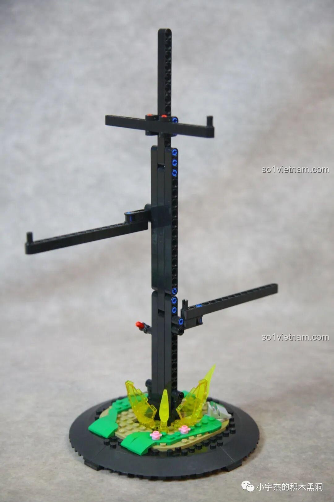 Phần đế đỡ của mô hình Rồng Thần được hoàn thiện với các chi tiết trang trí cây cỏ và tinh thể màu xanh lá.