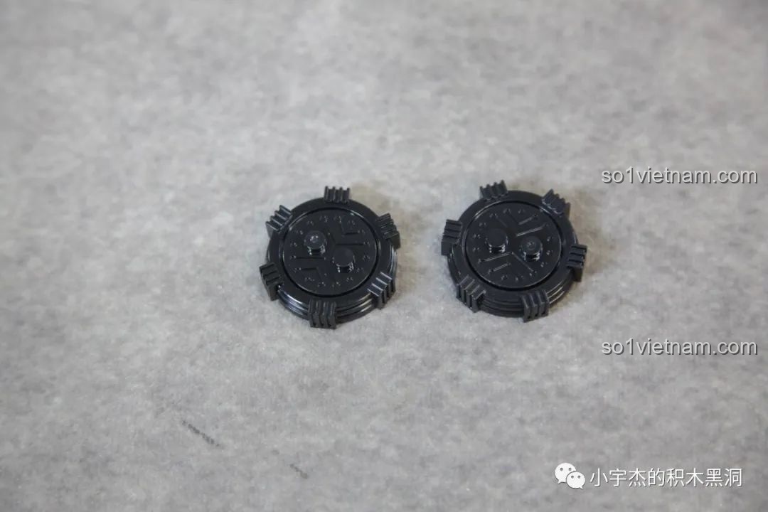 Các đế đứng cho minifigure, một chi tiết nhỏ nhưng rất tiện lợi để trưng bày.