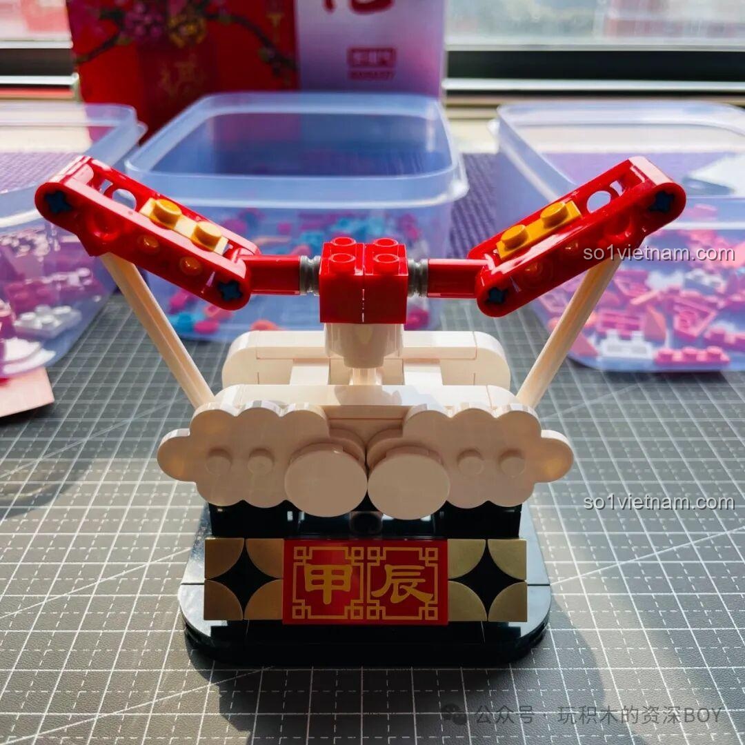 Phần đế mây trắng của mô hình Rồng Béo Trên Trời Gobricks G2401 đang được lắp ráp.