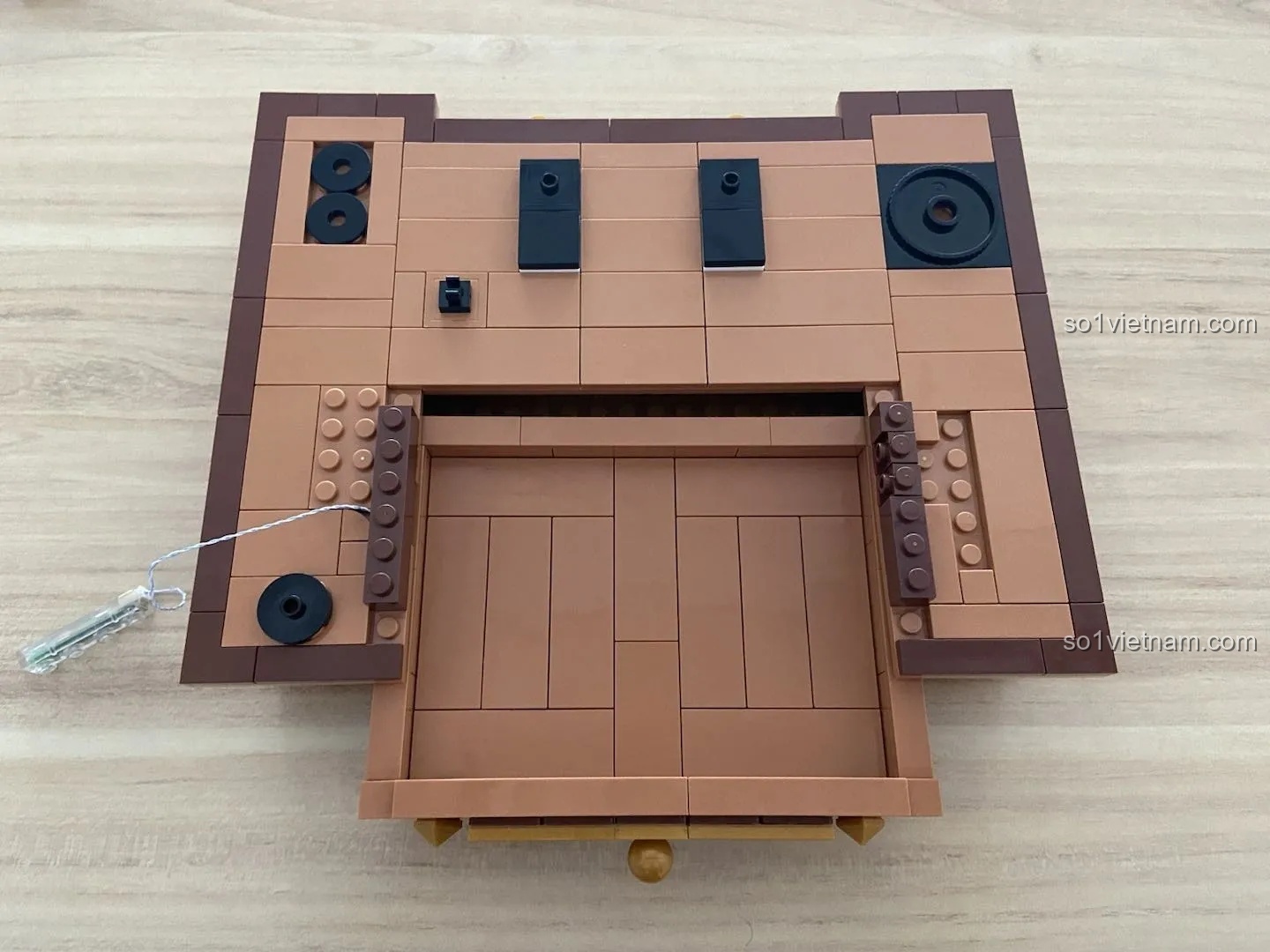 Phần đế của mô hình Pinocchio Wekki 6186 hoàn thành sau túi số 1, với chú mèo và đồng hồ.