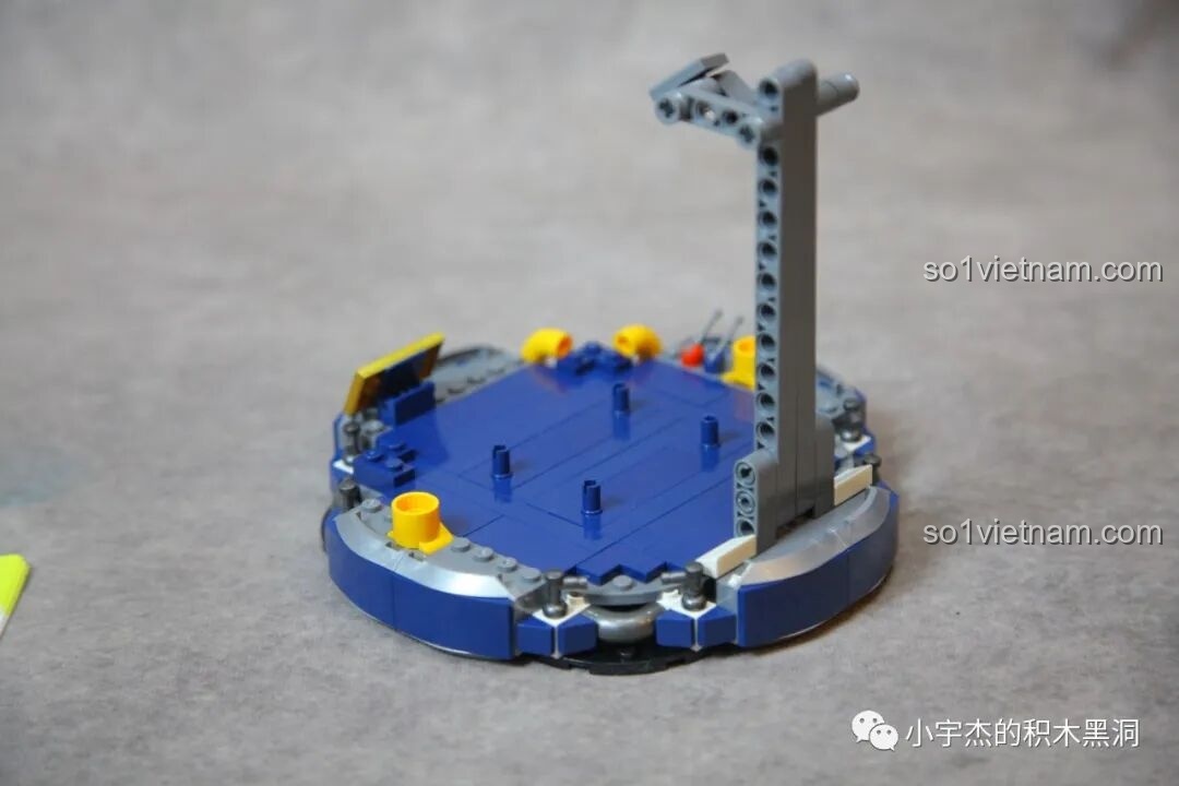 Phần đế trưng bày của bộ ZHEGAO GZ8008 đã hoàn thiện, sẵn sàng để đặt robot lên.