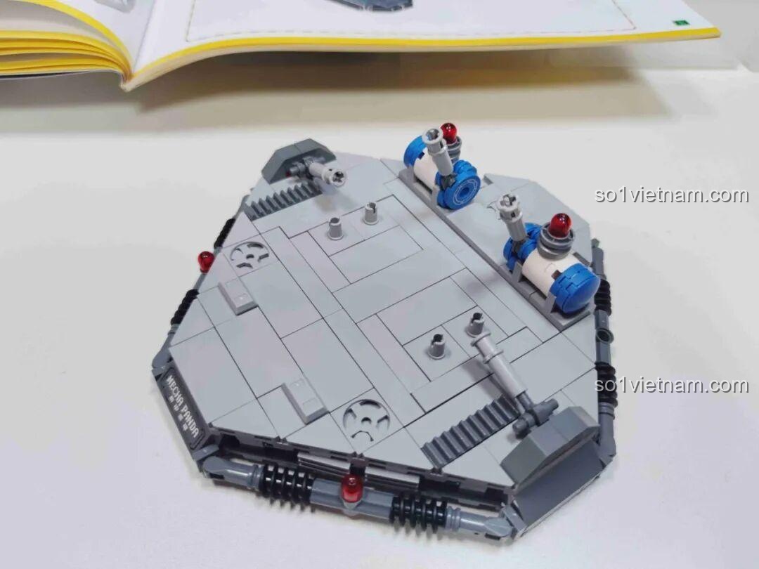 Phần đế trưng bày của đồ chơi mô hình Robot Gấu Trúc Vọng Nguyệt đã hoàn thiện, sẵn sàng để đặt robot lên.