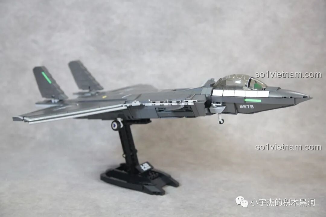 Đế trưng bày đơn giản nhưng chắc chắn của bộ lắp ghép Sluban J-20 M38-B1187 Tiêm Kích Tàng Hình, giúp mô hình đứng vững và đẹp mắt.