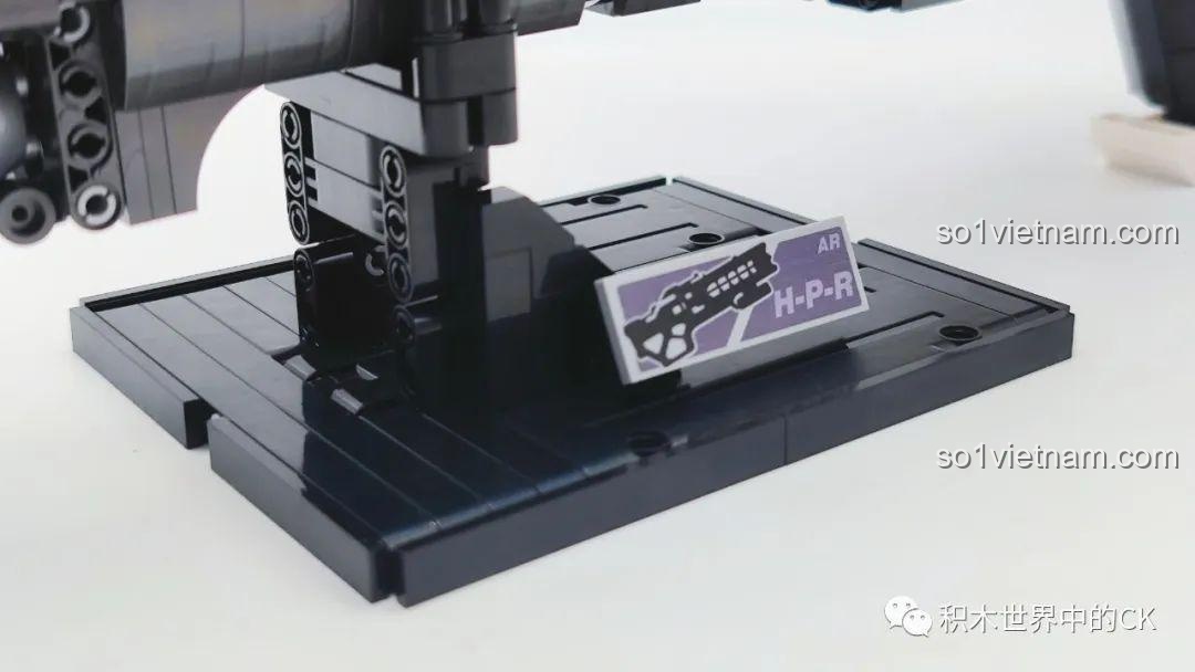 Cận cảnh đế trưng bày màu đen của mô hình JIESTAR 58023, có sticker ghi tên viết tắt của súng là H-P-R.