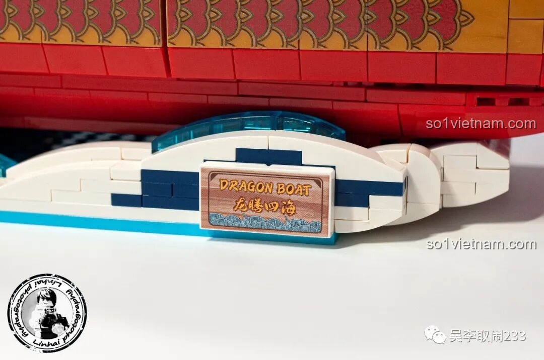 Phần đế trưng bày mô phỏng sóng nước của Thuyền Rồng Tụ Phúc FC6007 Forange, với màu xanh trắng hài hòa, nâng đỡ mô hình một cách nghệ thuật.