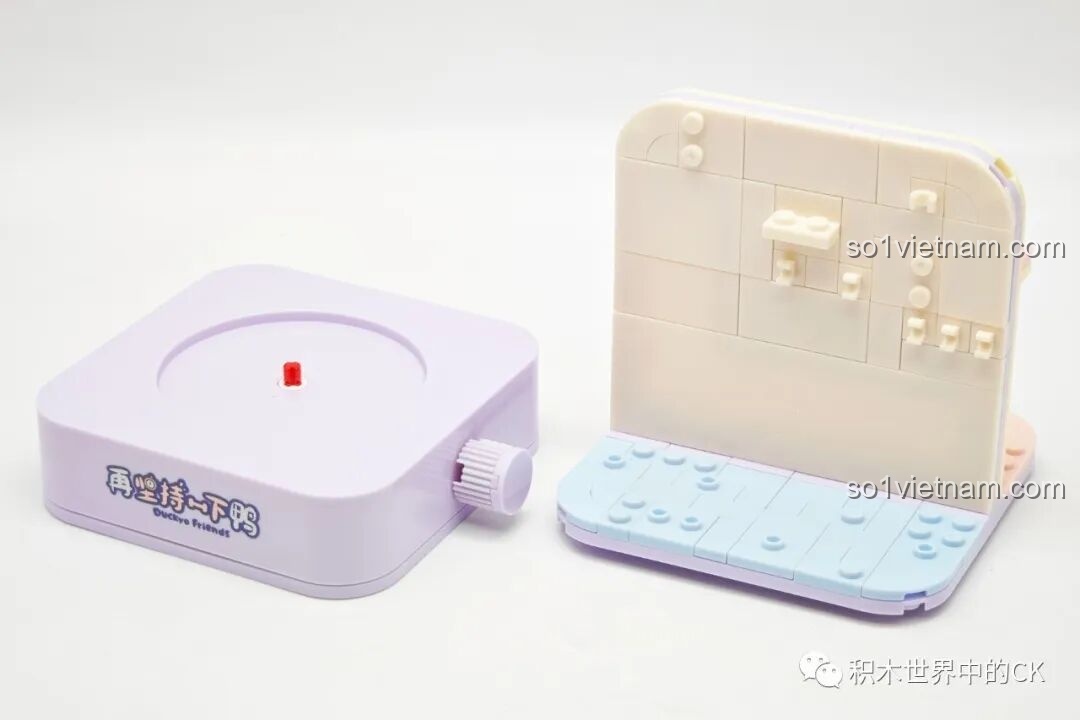 Phần đế xoay màu tím và tấm nền màu pastel của mô hình Sembo 612017 sau khi lắp ráp các bước đầu tiên.