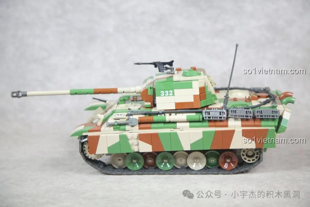 Decal số hiệu 332 được dán trên tháp pháo của xe tăng Panther G 100252, một chi tiết lịch sử.