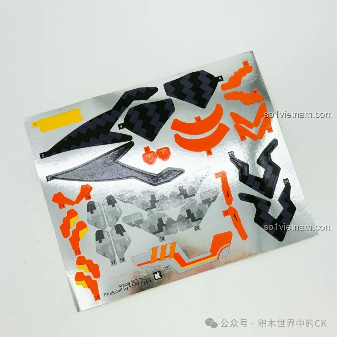Tấm decal trang trí với các họa tiết và logo của bộ mô hình Keeppley 78032 Mecha Triệu Vân, giúp tăng tính thẩm mỹ.