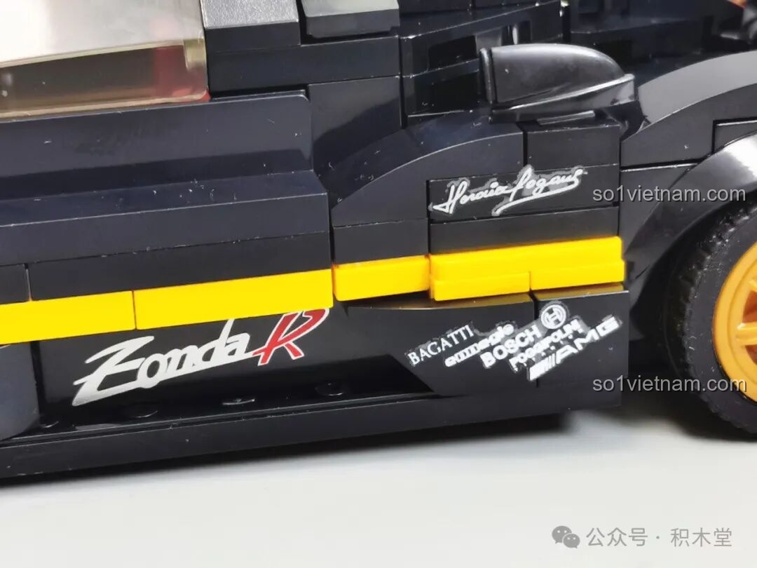 Các chi tiết decal trang trí trên thân xe RASTAR 93900, mô phỏng các thương hiệu tài trợ trên xe đua Pagani Zonda R thật.