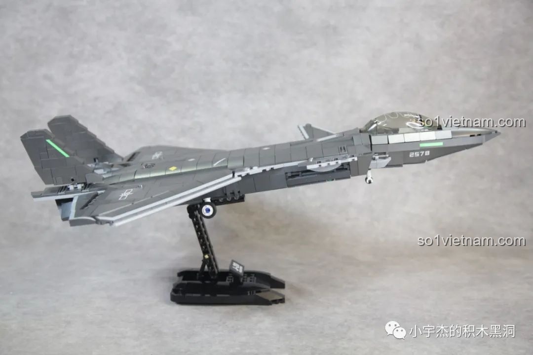 Các chi tiết decal được dán trên thân máy bay Sluban J-20 M38-B1187 Tiêm Kích Tàng Hình, tăng thêm độ chân thực và tinh xảo cho mô hình.