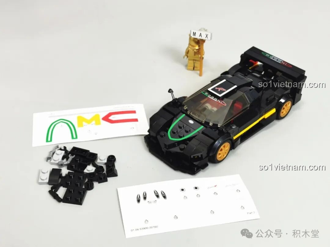 Hai tập decal và các chi tiết thừa của bộ lắp ghép Siêu xe Pagani Zonda R 93900, cho thấy sự chu đáo của nhà sản xuất.