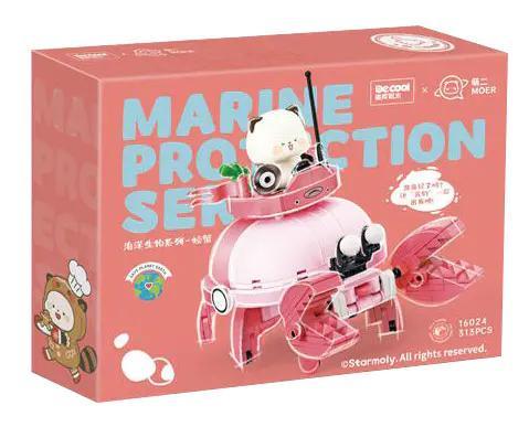 Hộp sản phẩm Decool 16024 Mô hình Cua Bảo Vệ Biển màu hồng với hình ảnh cua máy và gấu trúc, đồ chơi lắp ghép cho bé gái 6 tuổi