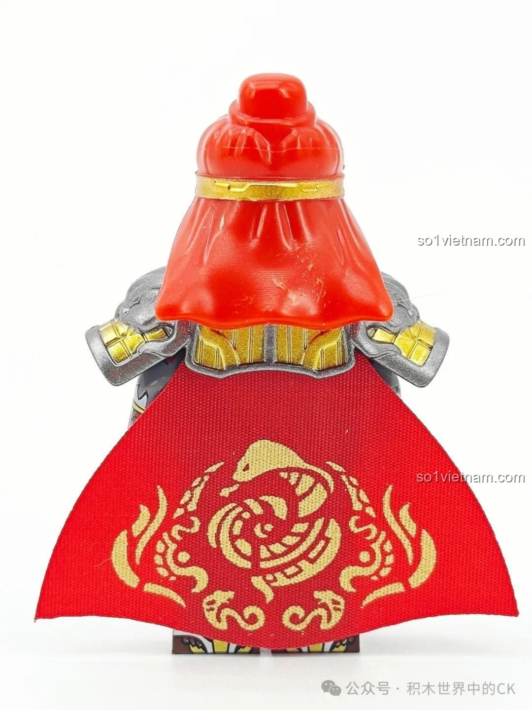 Cận cảnh minifigure Trương Bào Decool 20379 với giáp trụ và áo choàng đỏ, thể hiện chi tiết in ấn sắc nét.