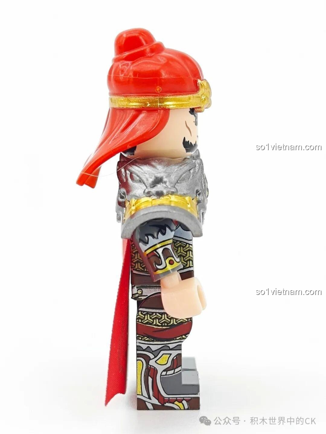 Góc nhìn nghiêng của minifigure Tướng quân Trương Bào Decool, khoe chi tiết in bên hông và tay.