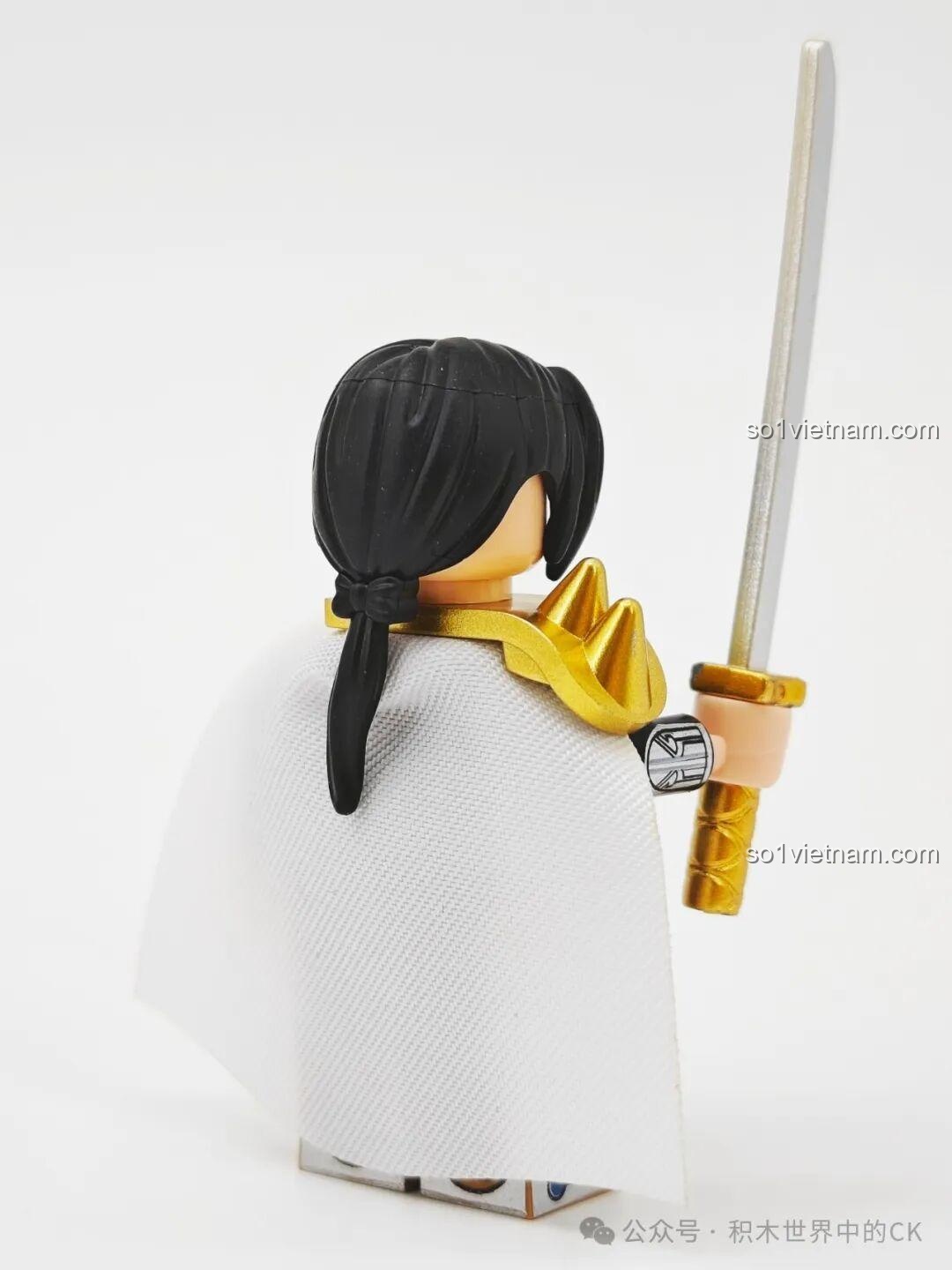 Minifigure chiến binh đặc biệt (mặt sau) đi kèm bộ lắp ráp Decool 20612
