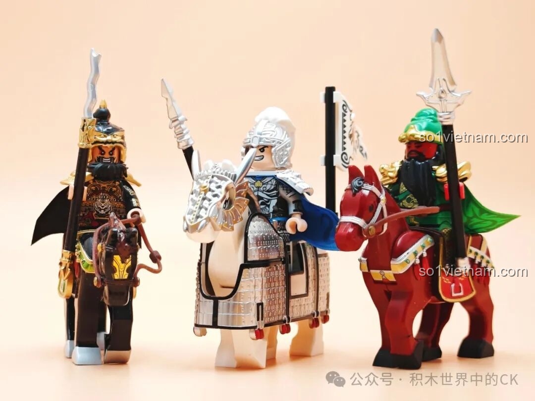 Các mô hình chiến mã từ bộ Decool 20688 kết hợp với các nhân vật minifigure Tam Quốc, tạo thành một đội quân.