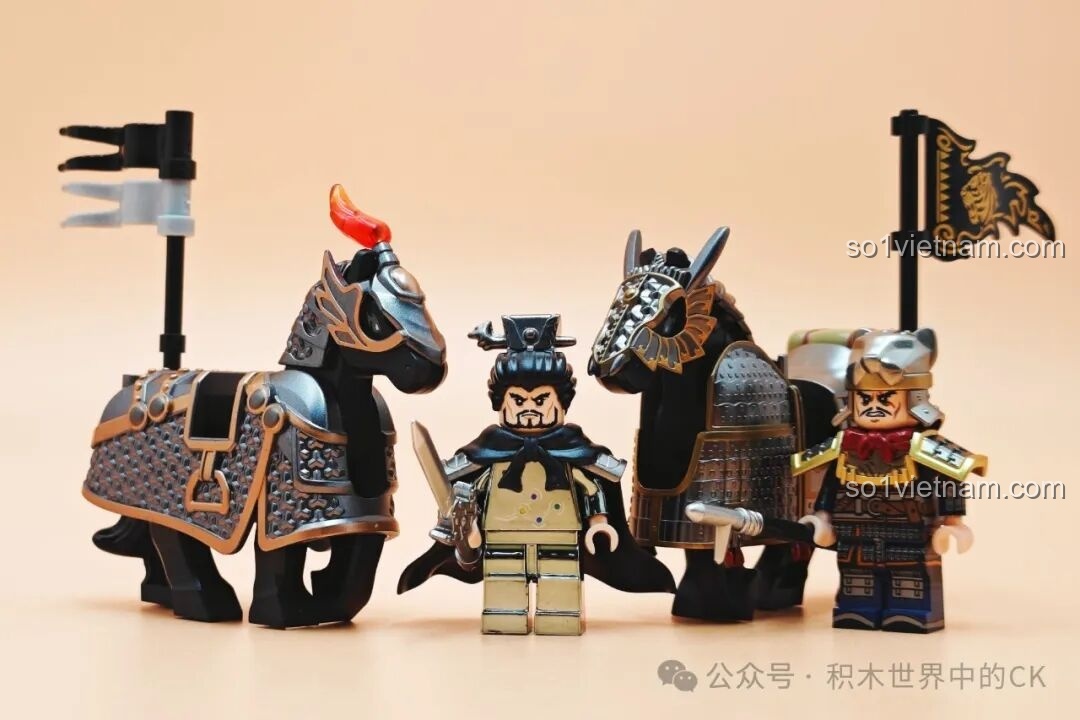 Một nhóm chiến mã khác từ bộ Decool 20688 cùng với các nhân vật minifigure, sẵn sàng cho một trận chiến.