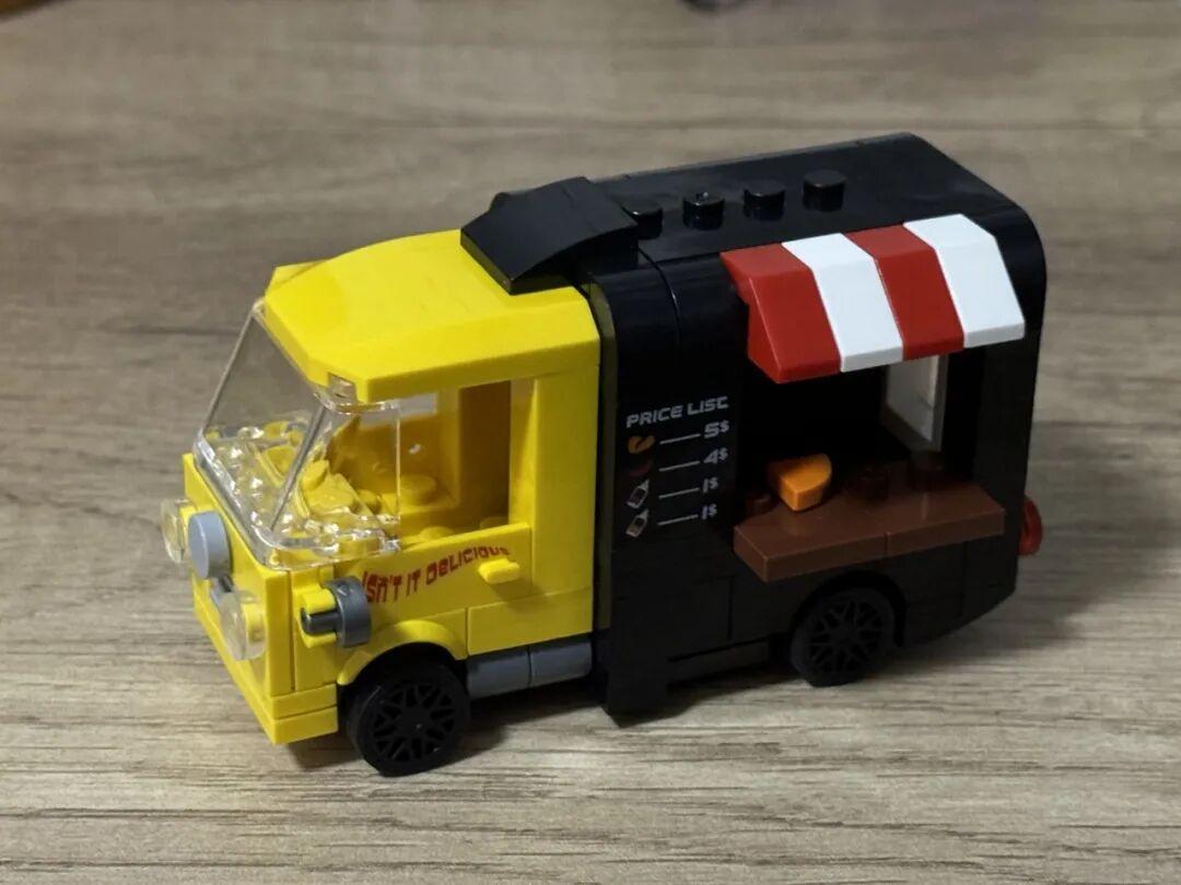 bộ lắp ghép Xe Tải Bán Đồ Ăn Di Động Decool 22046, mô hình xe food truck màu vàng đen, có động cơ kéo lùi, phù hợp bé trai 8 tuổi, giá tốt.