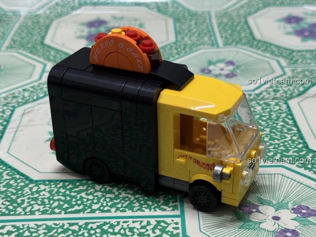 đồ chơi xếp hình 22046 Xe Tải Bán Đồ Ăn Di Động Decool, mô hình xe food truck với biển hiệu "MEXIE O CAKE" trên nóc, phù hợp bé trai 8 tuổi, giá rẻ.