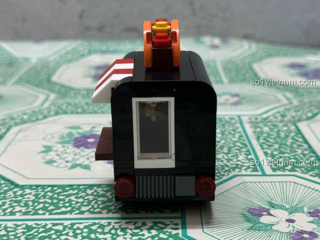 Xe Bán Hàng Lưu Động 22046 Decool, mô hình xe food truck nhìn trực diện từ phía trước, phù hợp bé trai 8 tuổi, chất lượng đảm bảo.