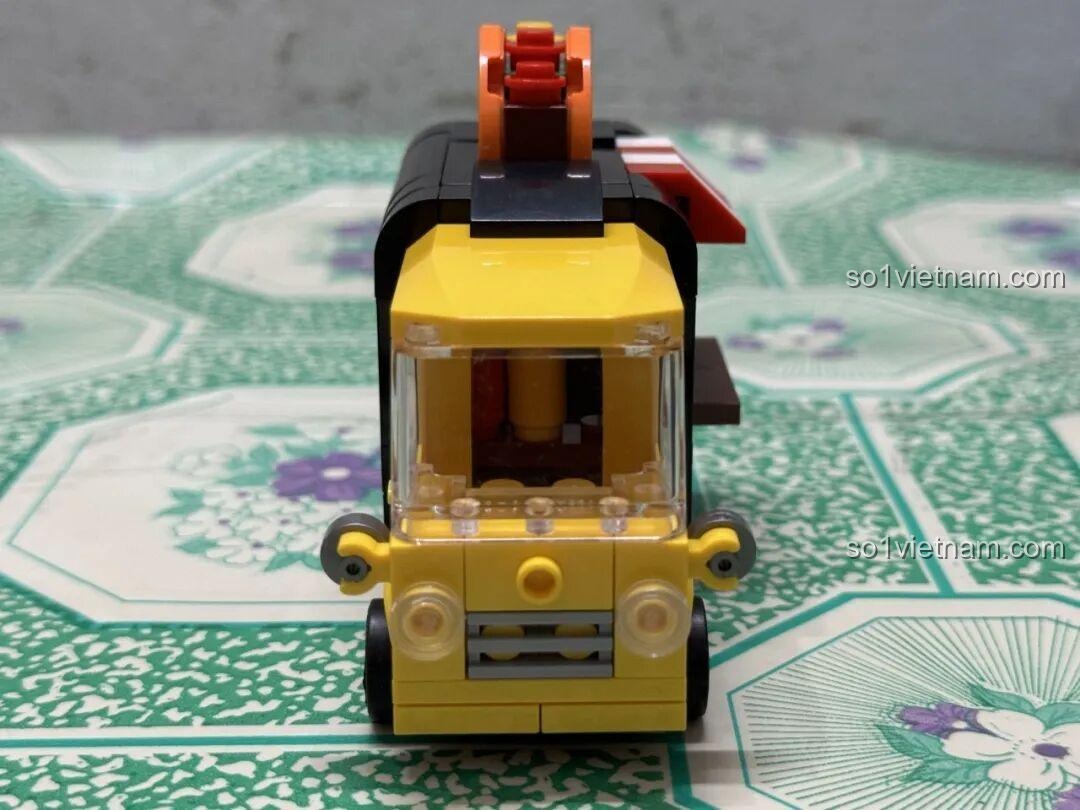 Xe Tải Bán Đồ Ăn Di Động Decool 22046, mô hình xe food truck nhìn từ phía sau và trên, có động cơ kéo lùi, phù hợp bé trai 8 tuổi, đáng tiền.