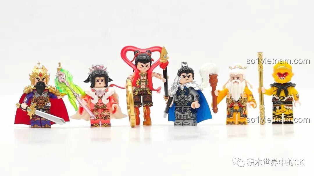 Nhân vật Tôn Ngộ Không với gậy Như Ý, áo vàng, mặt đỏ, khỉn lớn lớn lớn lớn lớn, vòng Kim Cô và mũ vàng trong bộ lắp ghép minifigure Decool Giấc Mộng Tây Du