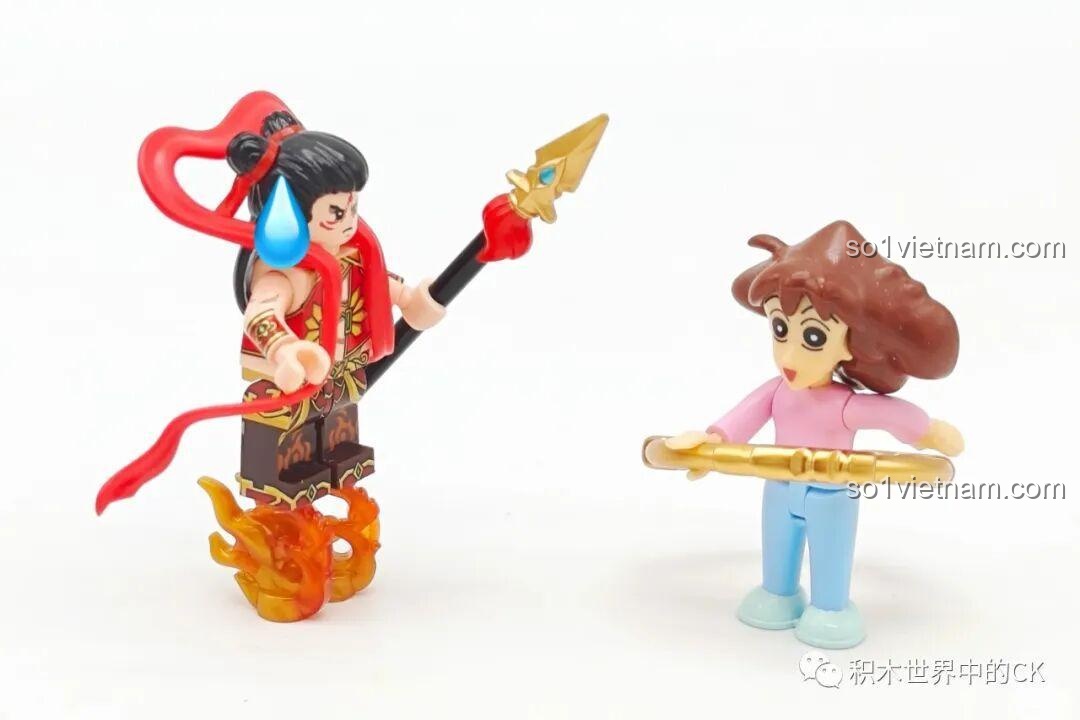Nhân vật Tôn Ngộ Không với gậy Như Ý, áo vàng, mặt đỏ, khỉn lớn lớn lớn lớn, vòng Kim Cô, mũ vàng và khỉn lớn lớn lớn lớn lớn trong bộ lắp ghép minifigure Decool Giấc Mộng Tây Du
